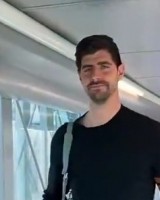 官方：皇马启程前往伦敦，缺席上轮联赛的库尔图瓦也随队出征